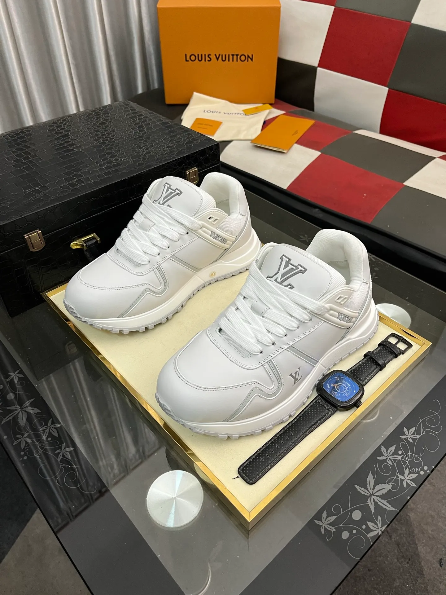 Men's Men's Shoes 💰760⌚️⌚️LV Classic men's sneakers are shipped. Lightweight thick-soled chubby bread shoes, super versatile and multiple styles are coming! This sneaker is made of smooth cowhide punching and grained cowhide stitching to create an elegant design. Grained cowhide is stitched with technical mesh, and smooth cowhide and grained cowhide are combined in multiple styles. The color is classic and versatile, and it can be easily integrated into various styles. The eye-catching LV letters are marked on the side of the shoe, the tongue is decorated with LV embroidered letter web logo, the brand logo is screen-printed on the heel, and the lightweight rubber outsole is embellished with Vuitton's personalized logo. The fabric-lined foot pads make your feet fashionable, handsome and versatile! Comes with full original packaging! Size: 35-46 (40 for women, 38.45.46 for men, customized)